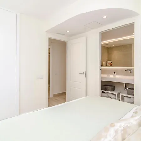 Spaces Oasis Suites- 4 Bedroom, 4 Ensuite Bathrooms, Terrace, Pool, Centre