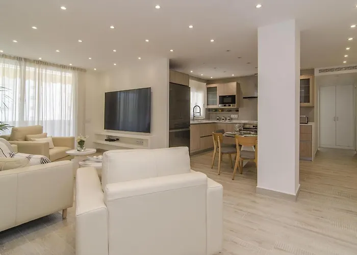 Spaces Oasis Suites- 4 Bedroom, 4 Ensuite Bathrooms, Terrace, Pool, Centre