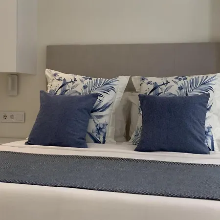 Spaces Oasis Suites- 4 Bedroom, 4 Ensuite Bathrooms, Terrace, Pool, Centre Apartment *