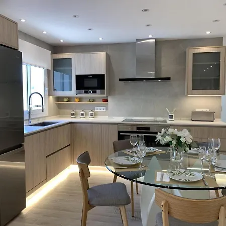 Spaces Oasis Suites- 4 Bedroom, 4 Ensuite Bathrooms, Terrace, Pool, Centre Apartment *