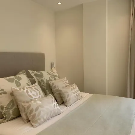 Spaces Oasis Suites- 4 Bedroom, 4 Ensuite Bathrooms, Terrace, Pool, Centre Apartment