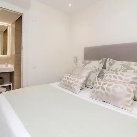 Spaces Oasis Suites- 4 Bedroom, 4 Ensuite Bathrooms, Terrace, Pool, Centre Sitges