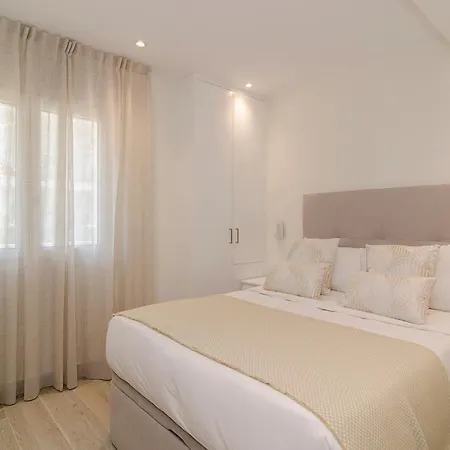 Apartment Spaces Oasis Suites- 4 Bedroom, 4 Ensuite Bathrooms, Terrace, Pool, Centre