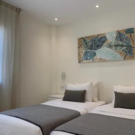 Apartment Spaces Oasis Suites- 4 Bedroom, 4 Ensuite Bathrooms, Terrace, Pool, Centre Sitges