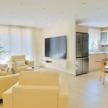 Spaces Oasis Suites- 4 Bedroom, 4 Ensuite Bathrooms, Terrace, Pool, Centre Sitges