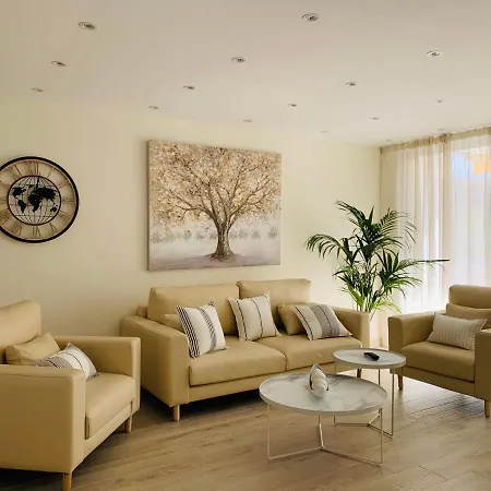 Spaces Oasis Suites- 4 Bedroom, 4 Ensuite Bathrooms, Terrace, Pool, Centre *