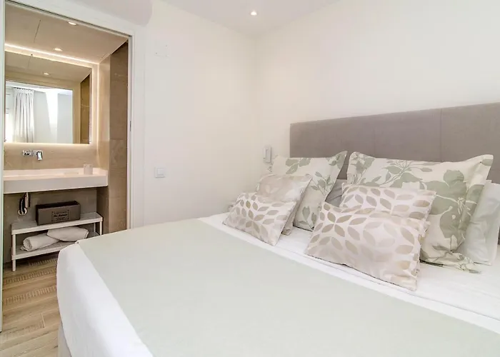 Spaces Oasis Suites- 4 Bedroom, 4 Ensuite Bathrooms, Terrace, Pool, Centre Sitges